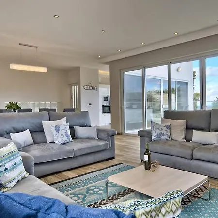 Βίλα Elegantly Furnished Villa Heated Pool